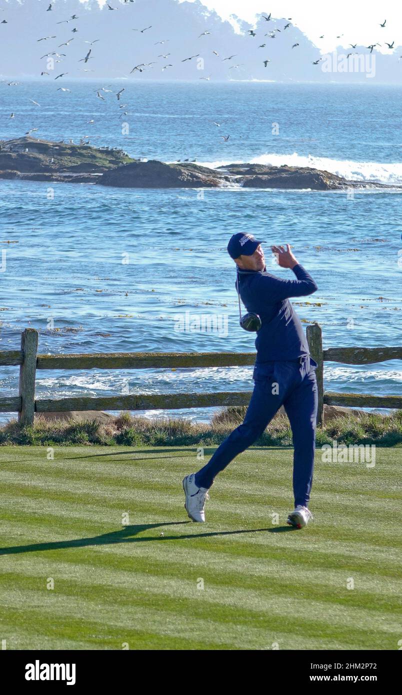 Pebble Beach, Stati Uniti. 06th Feb 2022. Jordan Spieth suona il suo tee shot sul famoso 18th durante l'ultimo round dell'EVENTO DI golf AT&T Pro-Am PGA Tour a Pebble Beach Links, Monterey Peninsula, California, USA Credit: Motofoto/Alamy Live News Foto Stock