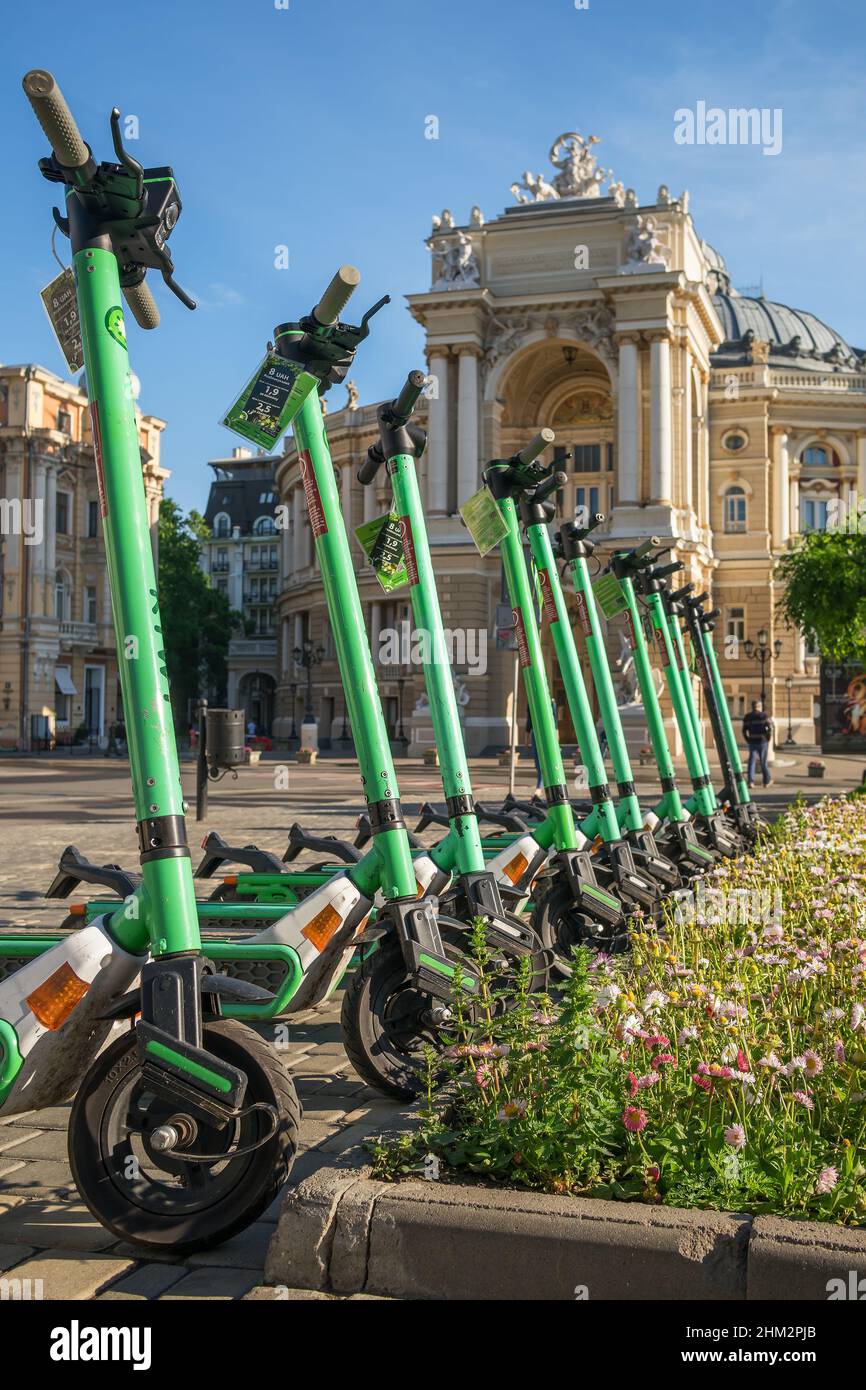 Gli e-scooters parcheggiati di fronte al famoso teatro lirico e balletto di Odessa Foto Stock