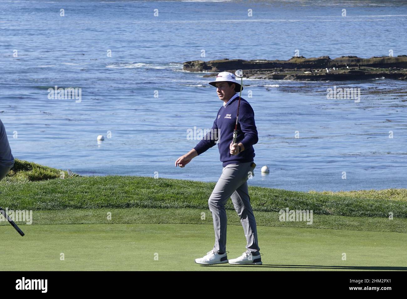 Pebble Beach, Stati Uniti. 06th Feb 2022. Joel Dahmen birdies the 4th green durante l'ultimo round dell'AT&T Pro-Am PGA Tour Golf Event at Pebble Beach Links, Monterey Peninsula, California, USA Credit: Motofoto/Alamy Live News Foto Stock