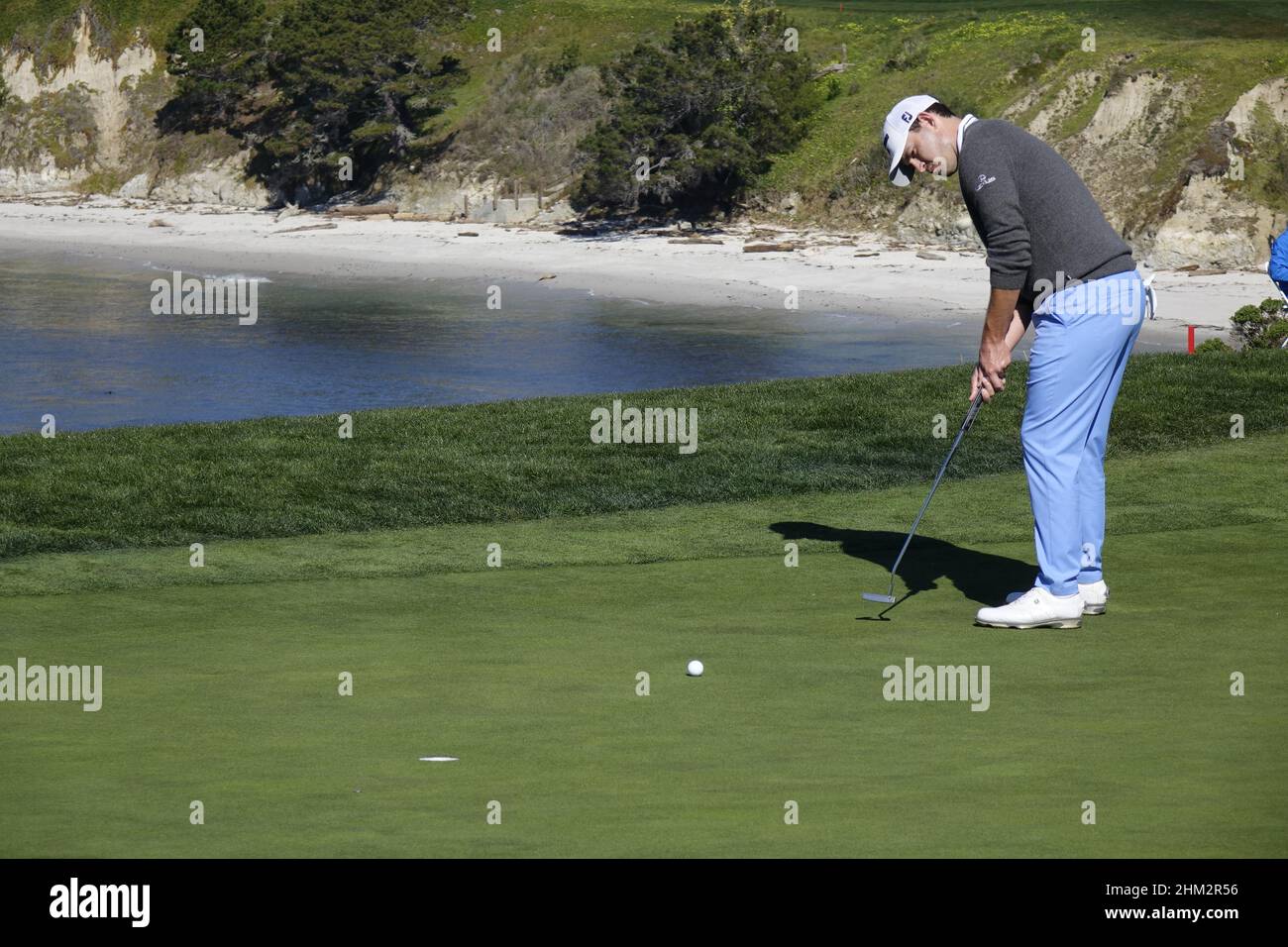 Pebble Beach, Stati Uniti. 06th Feb 2022. Patrick Cantlay si stacca su 6th green durante l'ultimo round dell'EVENTO DI golf AT&T Pro-Am PGA Tour a Pebble Beach Links, Monterey Peninsula, California, USA Credit: Motofoto/Alamy Live News Foto Stock