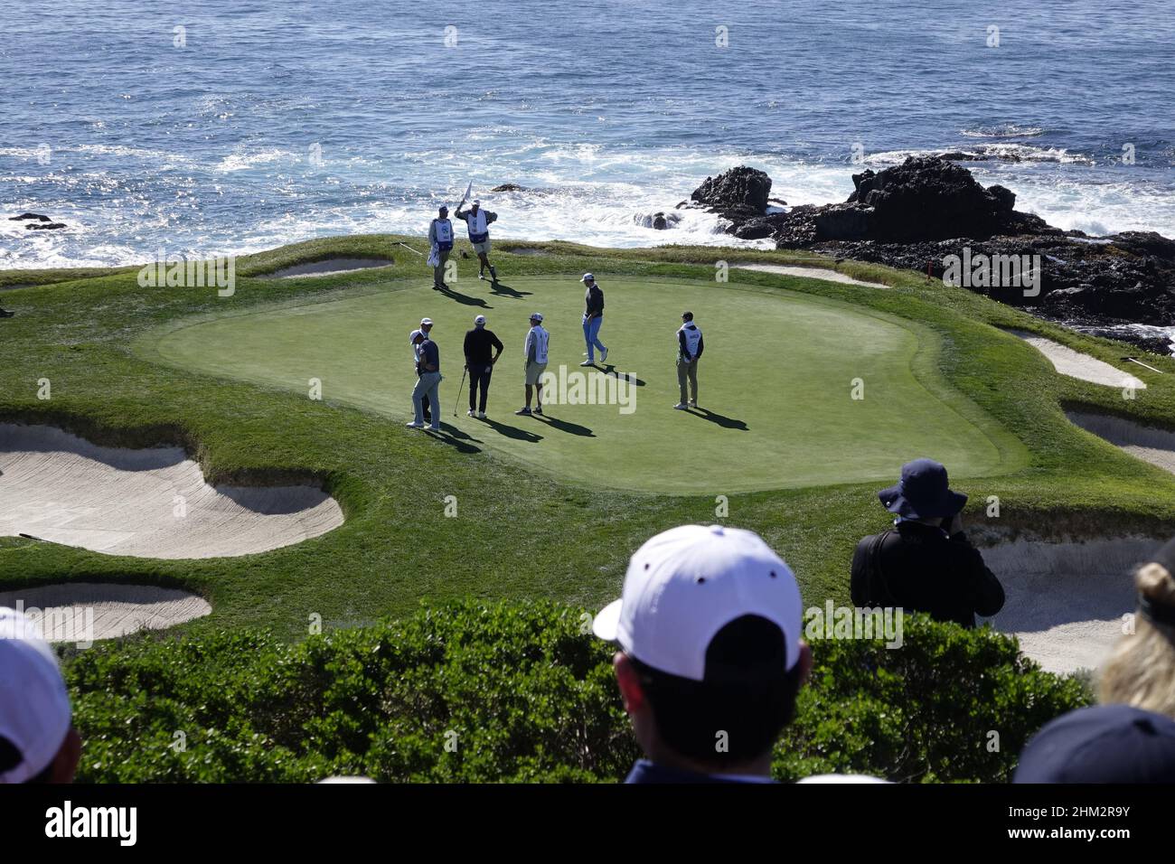 Pebble Beach, Stati Uniti. 06th Feb 2022. L'iconico 7th green durante l'ultimo round dell'EVENTO di golf AT&T Pro-Am PGA Tour a Pebble Beach Links, Monterey Peninsula, California, USA Credit: Motofoto/Alamy Live News Foto Stock