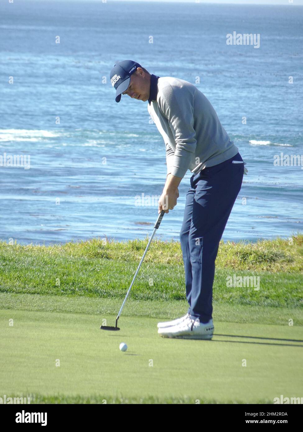 Pebble Beach, Stati Uniti. 06th Feb 2022. Jordan Spieth si è putato sul 4th durante l'ultimo round dell'EVENTO DI golf AT&T Pro-Am PGA Tour a Pebble Beach Links, Monterey Peninsula, California, USA Credit: Motofoto/Alamy Live News Foto Stock