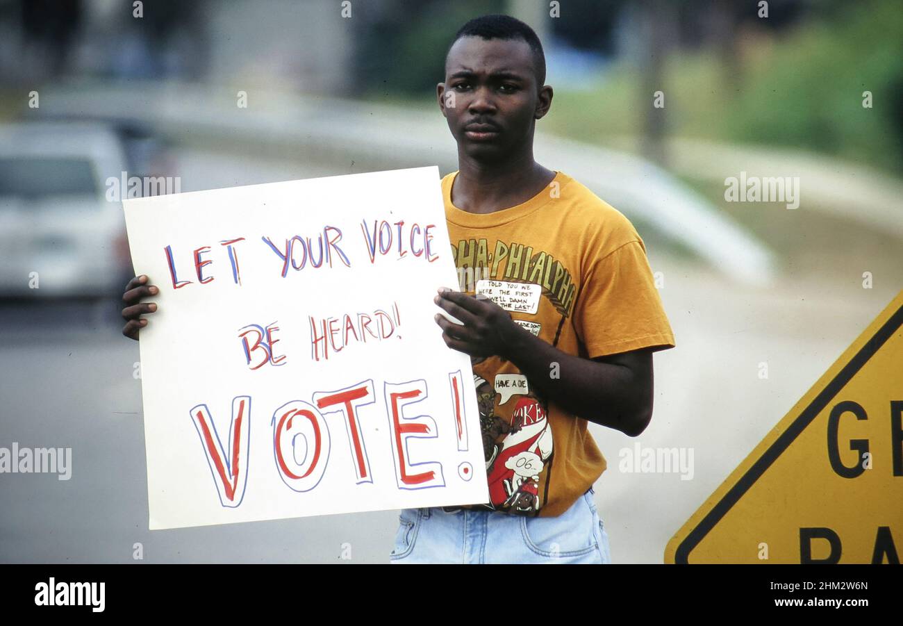 Austin Texas USA: Young Black man promuove Get-out-the Vote drive il giorno delle elezioni. ©Bob Daemmrich Foto Stock