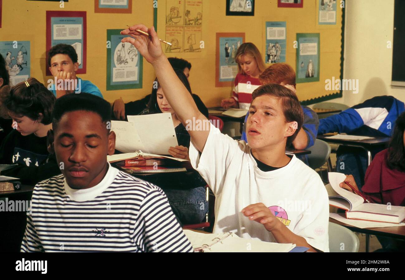 Austin Texas USA: Il ragazzo alza la mano per rispondere alla domanda durante la classe matematica delle scuole superiori. ©Bob Daemmrich Foto Stock