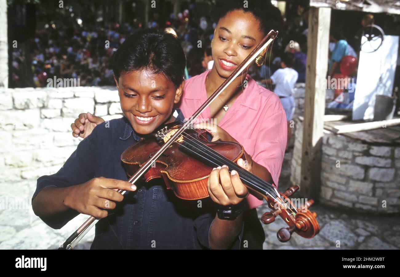 Austin Texas USA: Giovani adolescenti si pratica a suonare il violino durante il campo di musica estivo. ©Bob Daemmrich Foto Stock