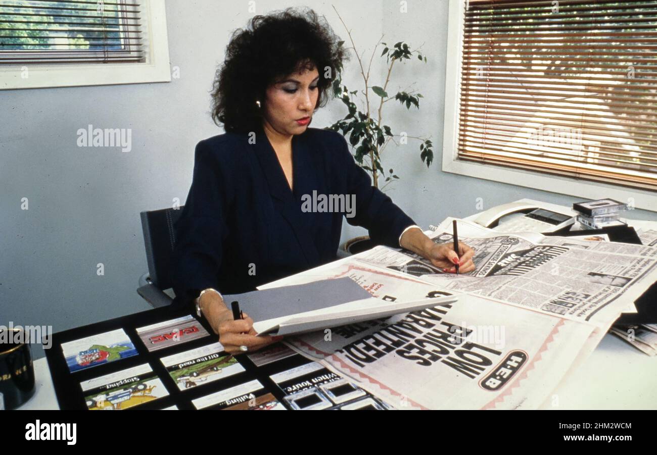 Austin, Texas USA, 1989: Dirigente pubblicitario professionista ispanico al lavoro MR RE-0176. ©Bob Daemmrich Foto Stock
