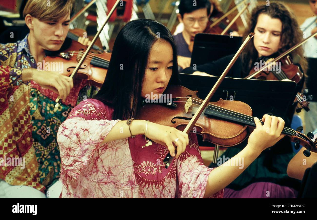 Austin Texas USA: Violinisti in una prova d'orchestra delle scuole superiori. ©Bob Daemmrich Foto Stock
