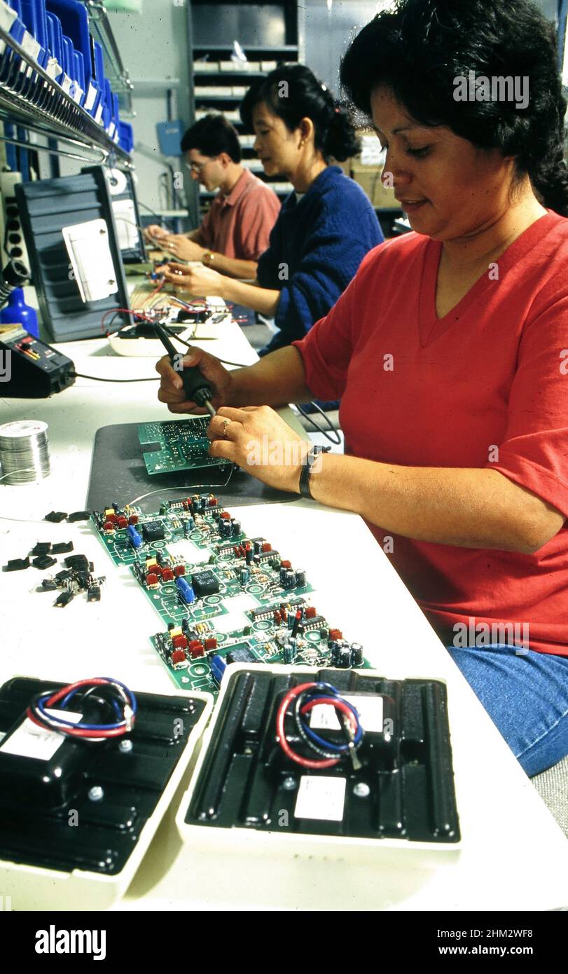 Austin, Texas 1993: I lavoratori assemblano componenti elettronici presso la linea di produzione MyTech Corp. Versione modello EP-0059-0067. ©Bob Daemmrich Foto Stock