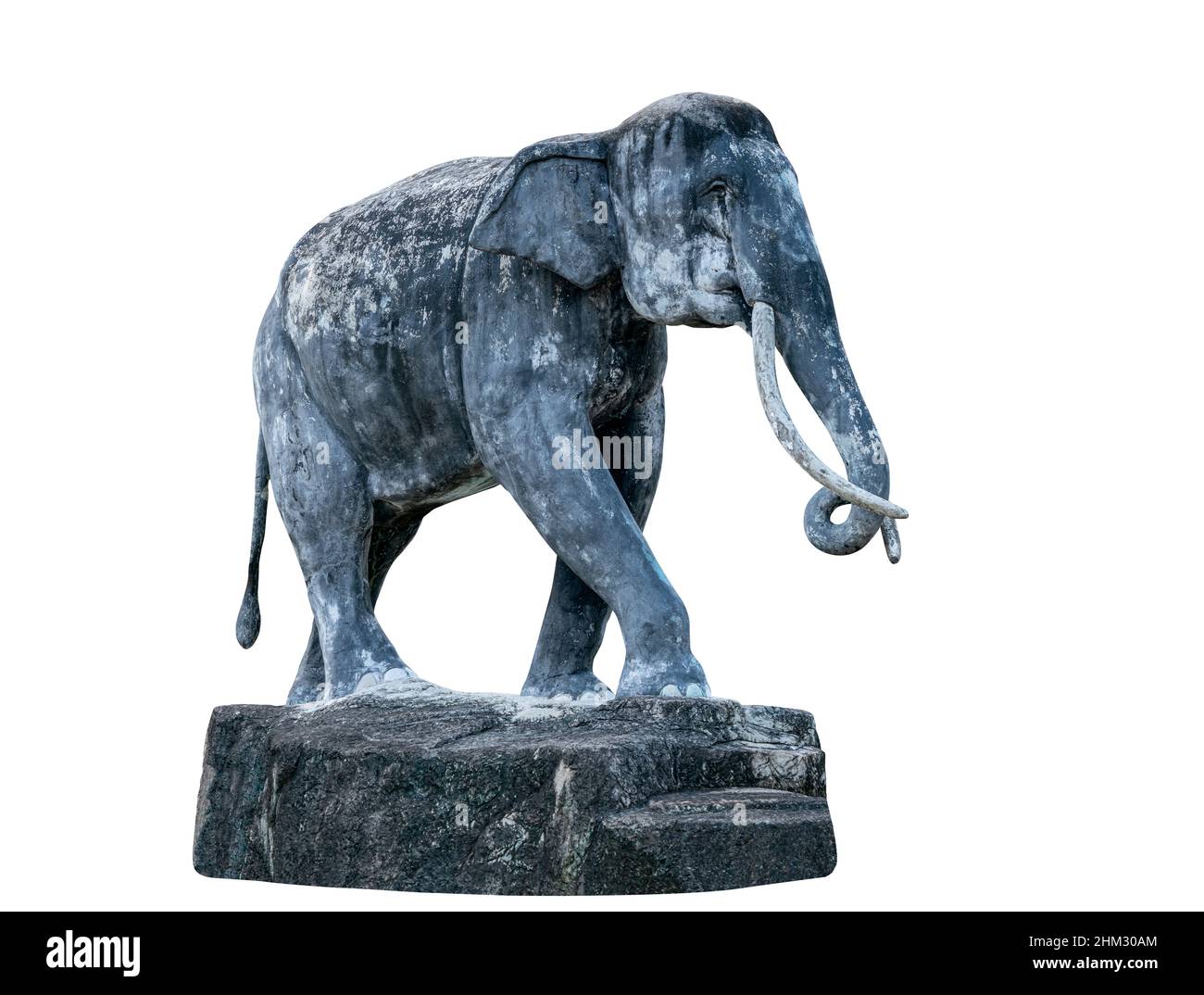 Antica scultura isolata di elefante, pieno corpo e vista laterale, pietra intemperie. Scultura di elefante per decorazione giardino su sfondo bianco. Foto Stock