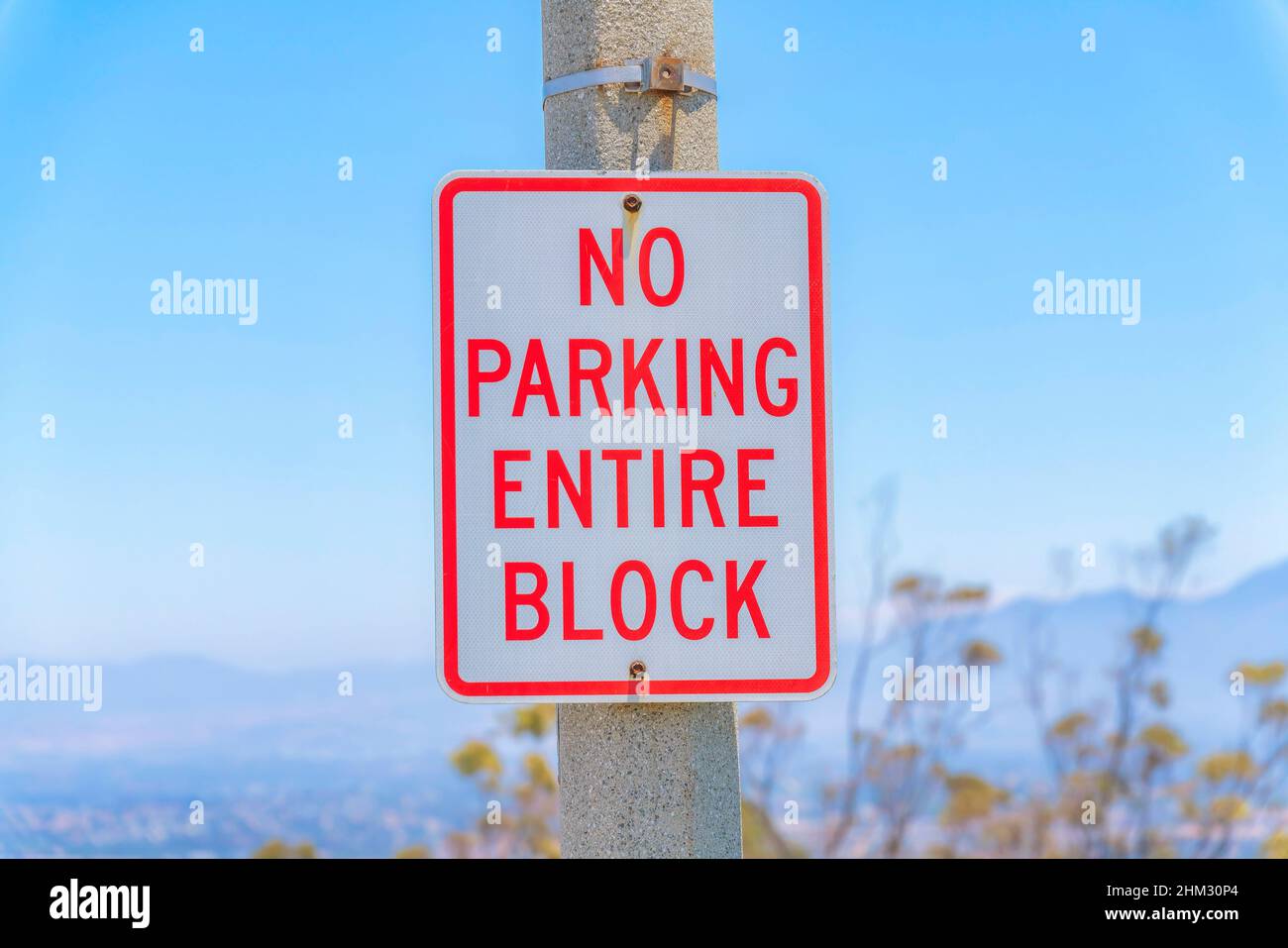 Segno di mancato parcheggio su un palo di cemento a Laguna Niguel in California Foto Stock