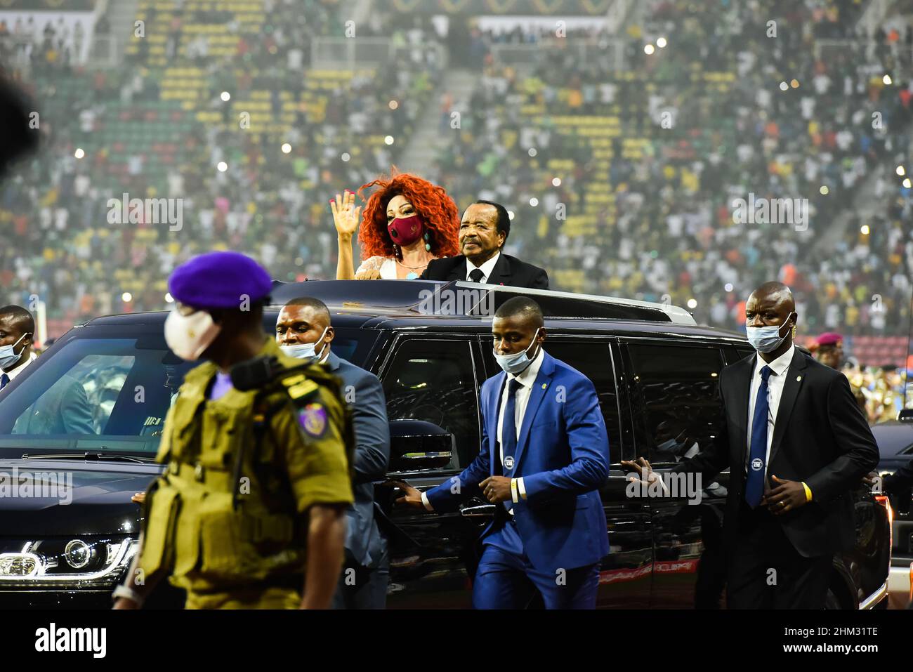 Yaounde, Camerun. 6th Feb 2022. Il presidente cameroniano Paul Biya (TOP R) e sua moglie Chantal Biya (TOP L) sono stati visti durante la cerimonia di chiusura per l'edizione 33rd della Coppa delle Nazioni africane allo stadio Olembe Omnisport, Yaounde, Camerun, 6 febbraio 2022. Credit: Kepseu/Xinhua/Alamy Live News Foto Stock