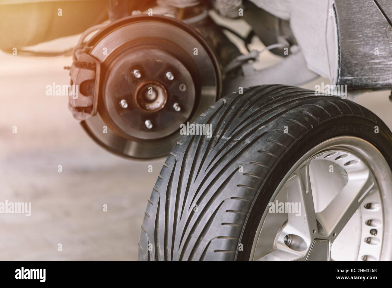 pneumatico per auto con impianto frenante a disco per ruote anteriori nei veicoli moderni Foto Stock