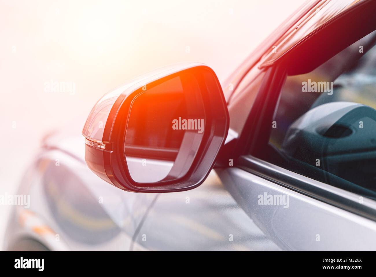 specchietto retrovisore lato auto o retrovisore esterno per guardare il conducente dietro la visuale posteriore Foto Stock