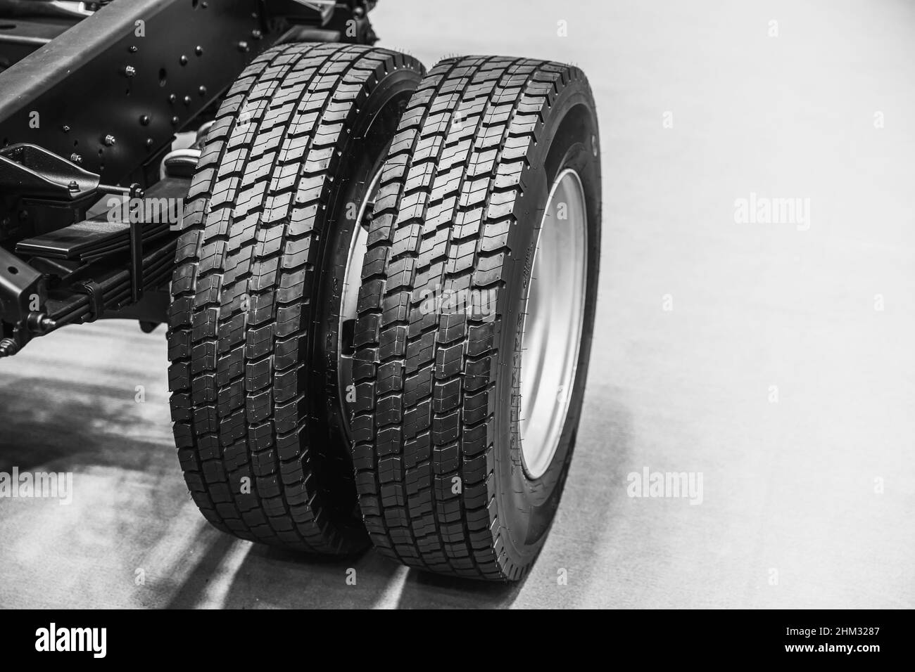 Molle a balestra per pneumatici ruote gemellate per autocarri con telaio Foto Stock