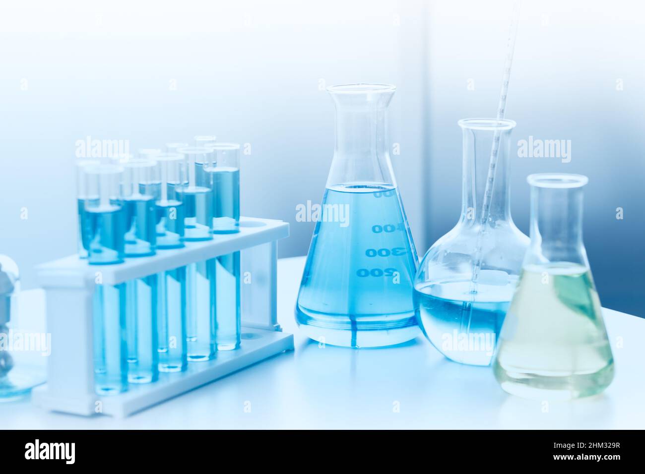 Apparecchiatura chimica con liquido formulare in laboratorio medico di scienza per la ricerca concetto di fondo Foto Stock