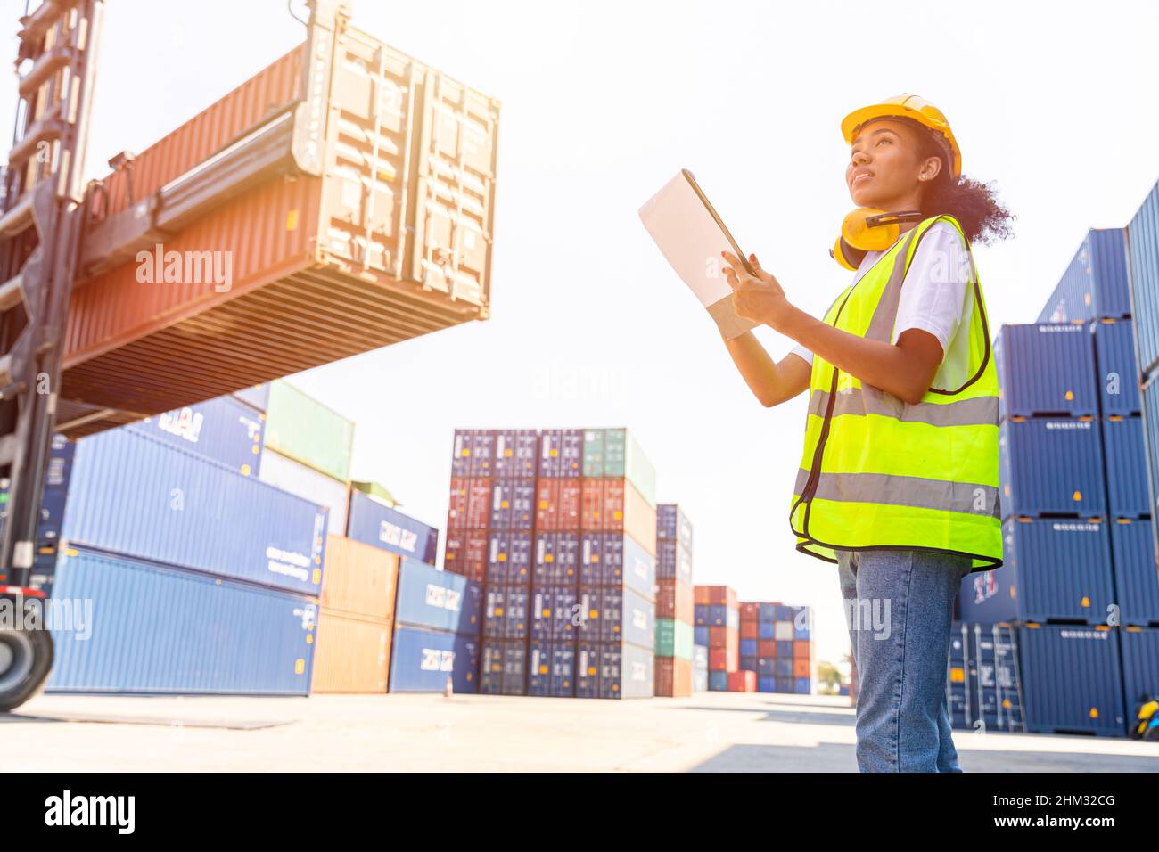 giovani donne teen personale felice lavoratore godere di lavoro container di carico in logistica porto industria Foto Stock