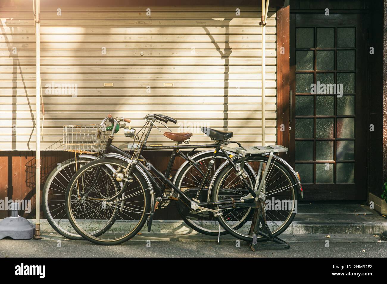 parcheggio per biciclette vintage in strada in Giappone Foto Stock