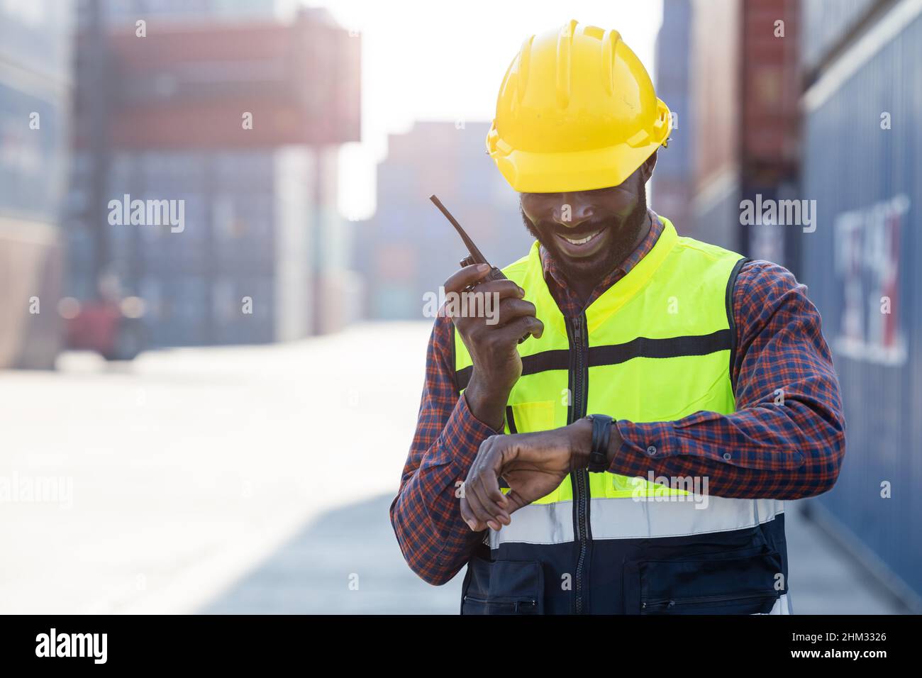 on time happy worker logistica personale di lavoro radio chiamata controllo caricamento container guardare orologio Foto Stock
