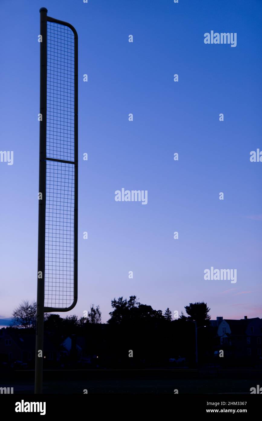 Una vista silhouette di Foul Pole su un cielo blu al tramonto Foto Stock