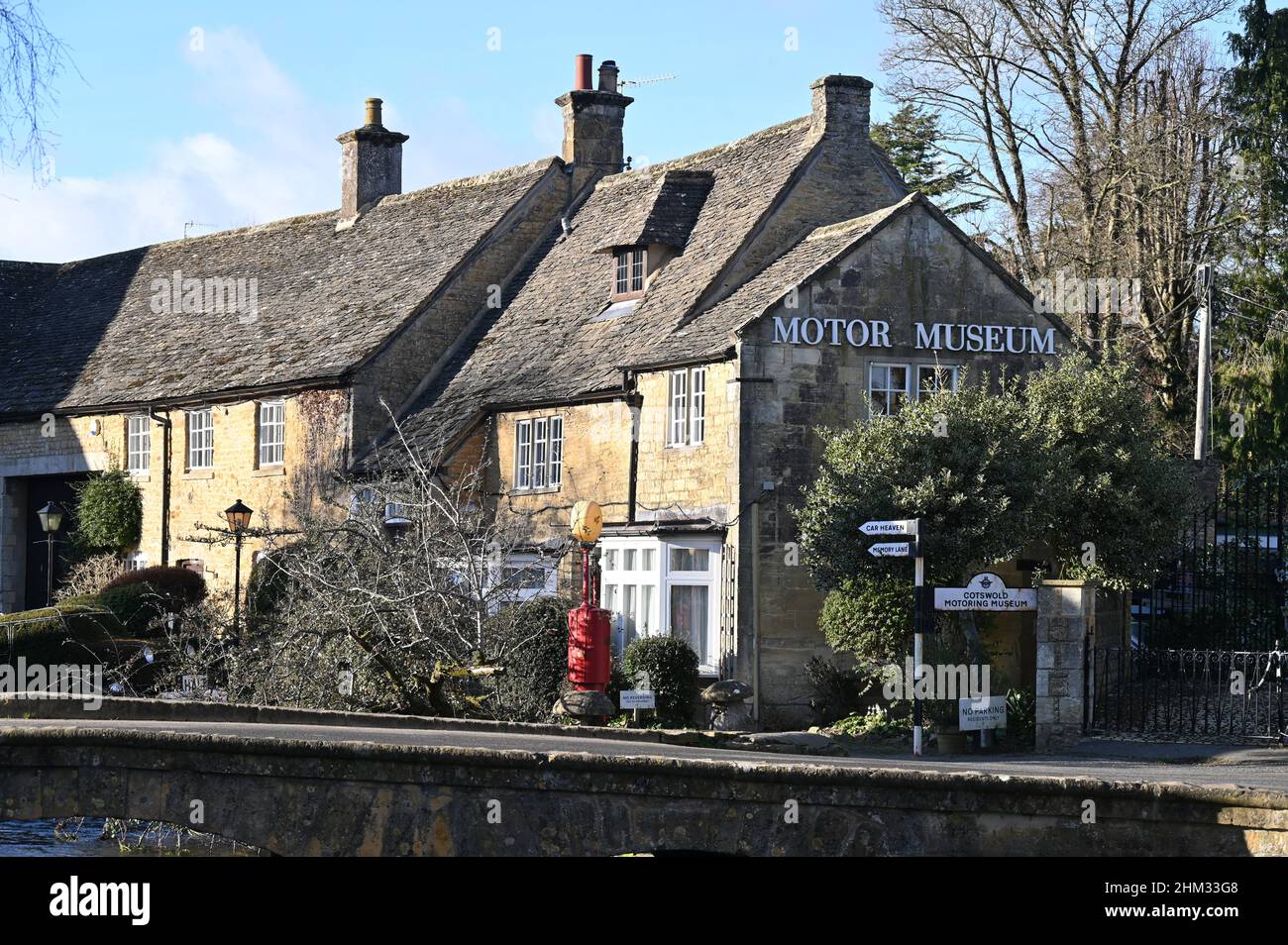 Museo del motore nel villaggio Cotswold di Bourton sull'acqua, Gloucestershire si trova sulla riva del fiume Windrush Foto Stock