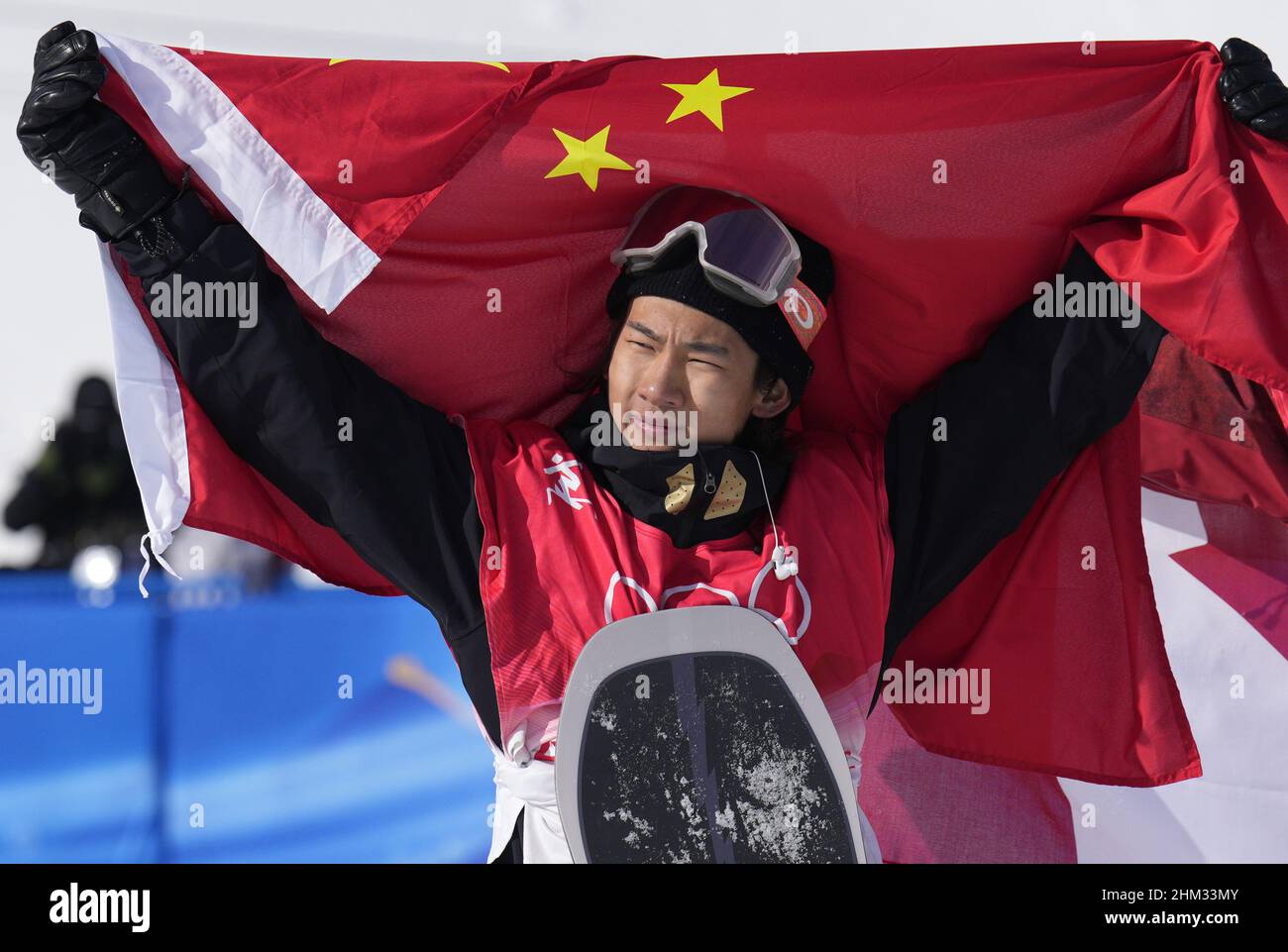 Zhangjiakou, Cina. 07th Feb 2022. Il medaglia d'argento su Yiming dalla Cina detiene la sua bandiera nazionale dopo le finali di Snowboard Slopestyle degli uomini durante le Olimpiadi invernali del 2022 al Genting Snow Park di Zhangjiakou, Cina lunedì 7 febbraio 2022. Max Parrot del Canada ha vinto la medaglia d'oro e Mark McMorris del Canada ha vinto il bronzo. Foto di Bob strong/UPI Credit: UPI/Alamy Live News Foto Stock