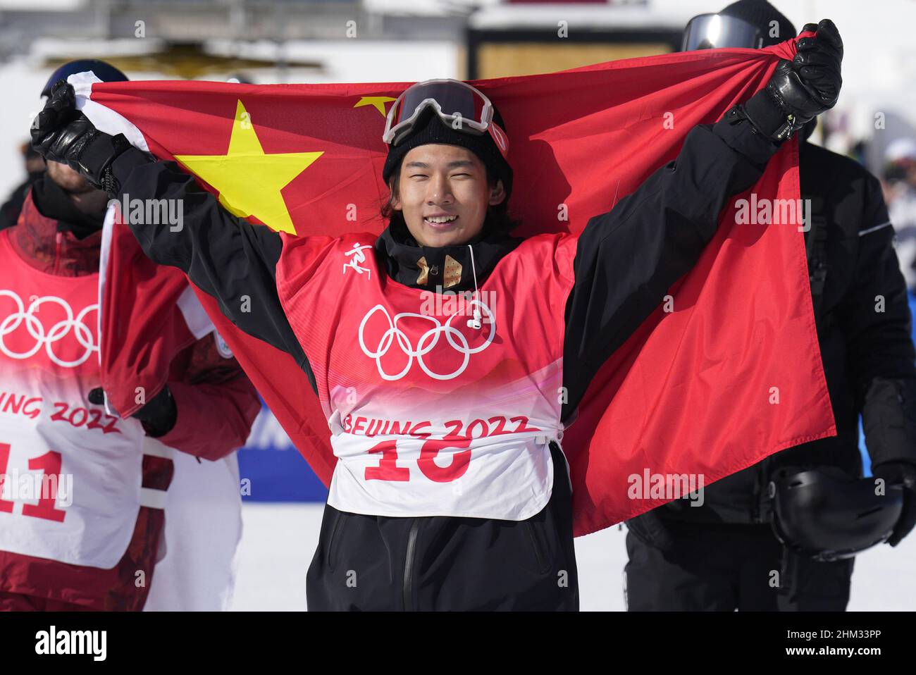 Zhangjiakou, Cina. 07th Feb 2022. Il medaglia d'argento su Yiming dalla Cina detiene la sua bandiera nazionale dopo le finali di Snowboard Slopestyle degli uomini durante le Olimpiadi invernali del 2022 al Genting Snow Park di Zhangjiakou, Cina lunedì 7 febbraio 2022. Max Parrot del Canada ha vinto la medaglia d'oro e Mark McMorris del Canada ha vinto il bronzo. Foto di Bob strong/UPI Credit: UPI/Alamy Live News Foto Stock