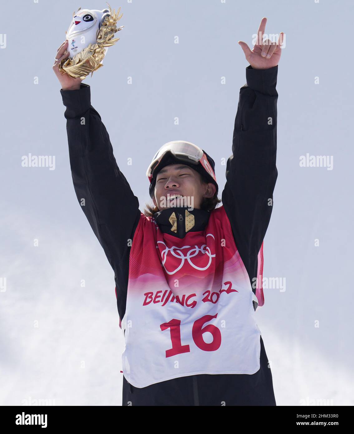 Zhangjiakou, Cina. 07th Feb 2022. Il medaglia d'argento su Yiming dalla Cina festeggia sul podio dopo le finali di Snowboard Slopestyle degli uomini durante le Olimpiadi invernali 2022 al Genting Snow Park di Zhangjiakou, Cina lunedì 7 febbraio 2022. Max Parrot del Canada ha vinto la medaglia d'oro e Mark McMorris del Canada ha vinto il bronzo. Foto di Bob strong/UPI Credit: UPI/Alamy Live News Foto Stock