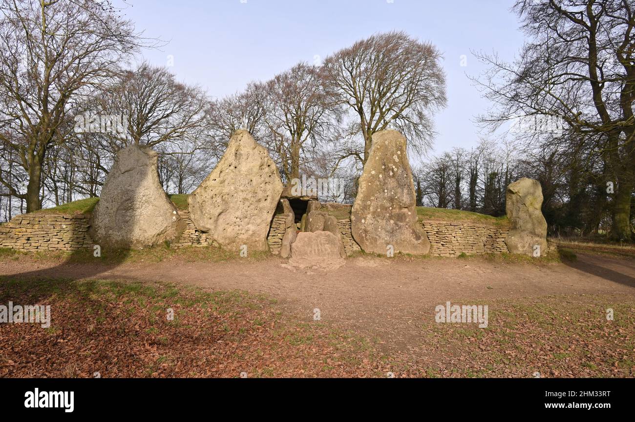 Waylands Smithy è un lungo barrato neolotico sulla Ridgeway, un antico percorso attraverso i Downs nel sud dell'Oxfordshire Foto Stock