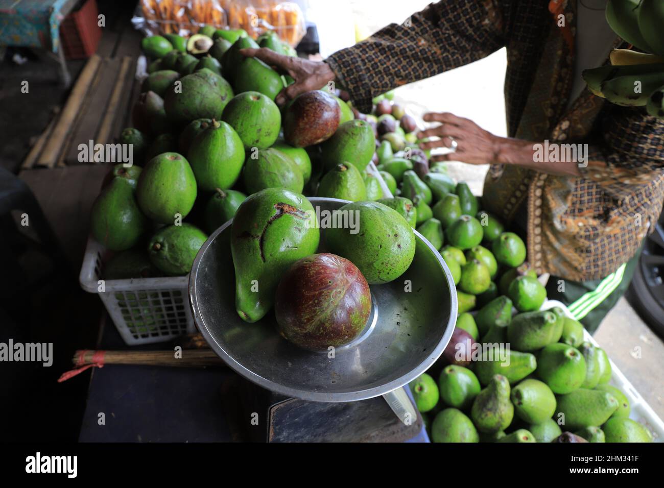 Lumajang, Indonesia - 13 gennaio 2022: Avocado fresco venduto nei mercati tradizionali Foto Stock