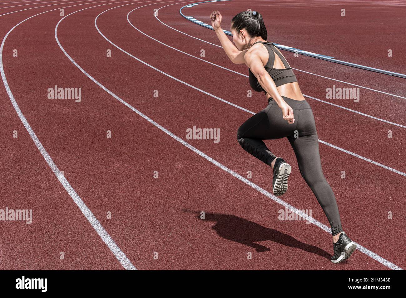 Sport donna run sano muscolo del corpo forte alte prestazioni e potente su fondo di campo di corsa Foto Stock
