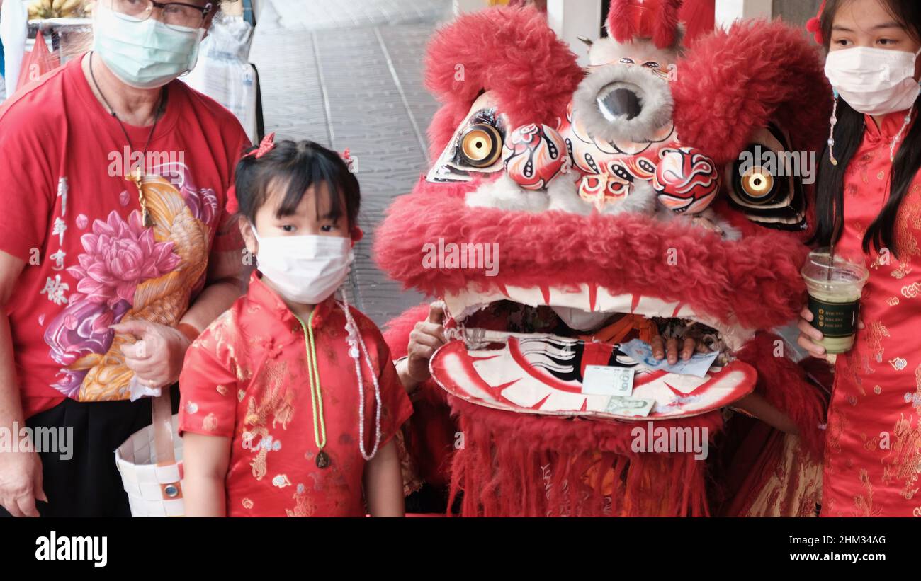Little Girl and Dragon Year of the Tiger 2022 Chinese New Year CNY Yaowarat Road Samphanthawong District Chinatown Bangkok Thailandia Foto Stock