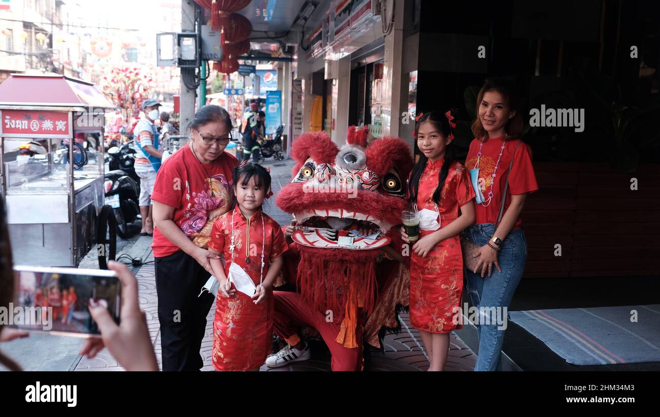 Little Girl and Dragon Year of the Tiger 2022 Chinese New Year CNY Yaowarat Road Samphanthawong District Chinatown Bangkok Thailandia Foto Stock