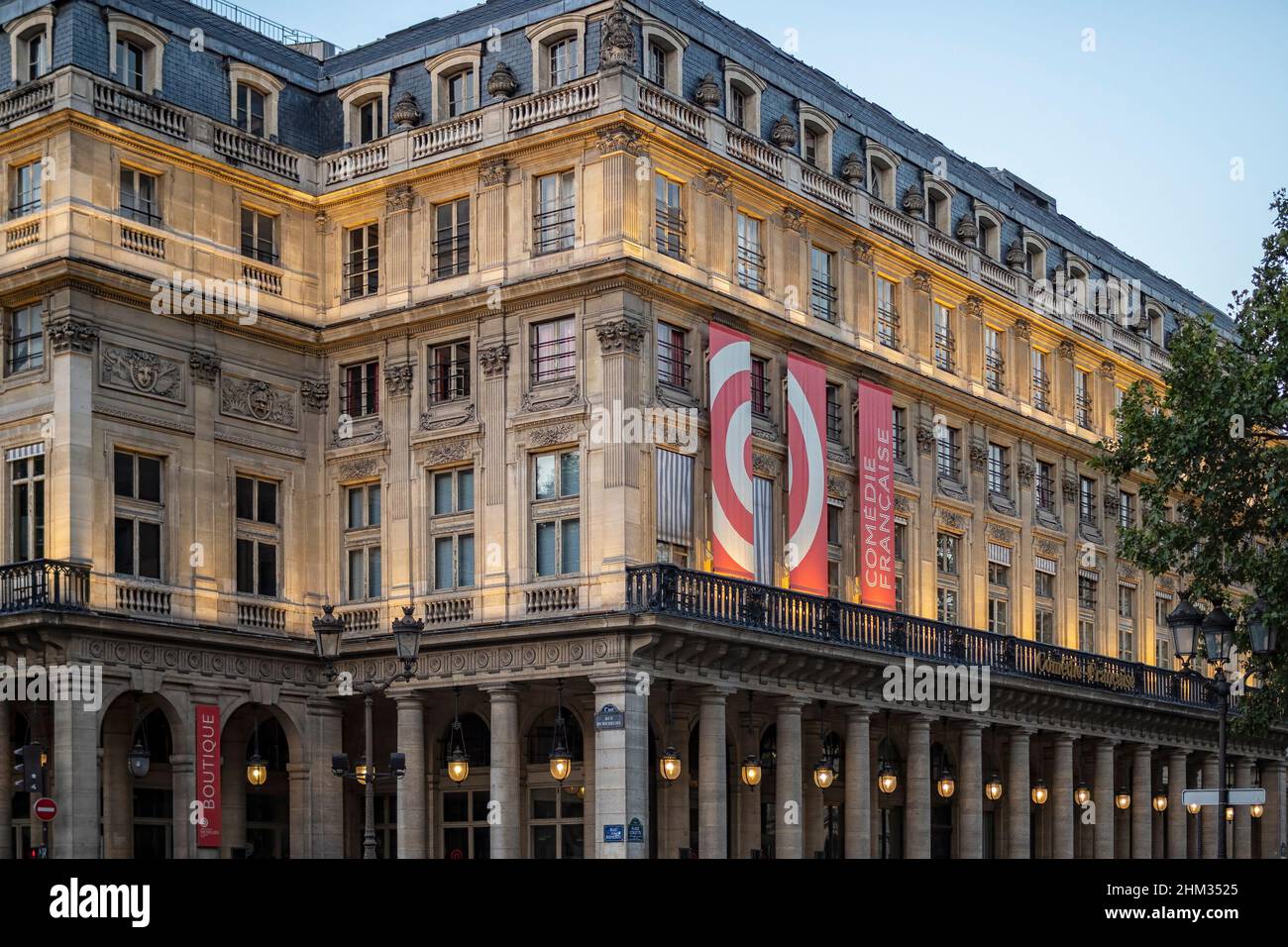 PARIGI, FRANCIA - 03 AGOSTO 2018: PARIGI, FRANCIA - 2018 AGOSTO: Vista esterna del Teatro della Commedia (Comedie-Francaise) situato nella Salle Richelie Foto Stock