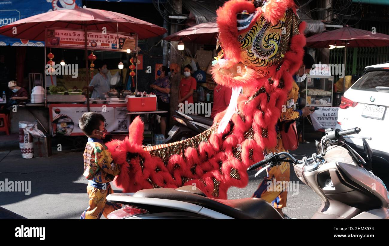 DragonYear of the Tiger 2022 Chinese New Year CNY Yaowarat Road Samphanthawong District Chinatown Bangkok Thailandia Foto Stock