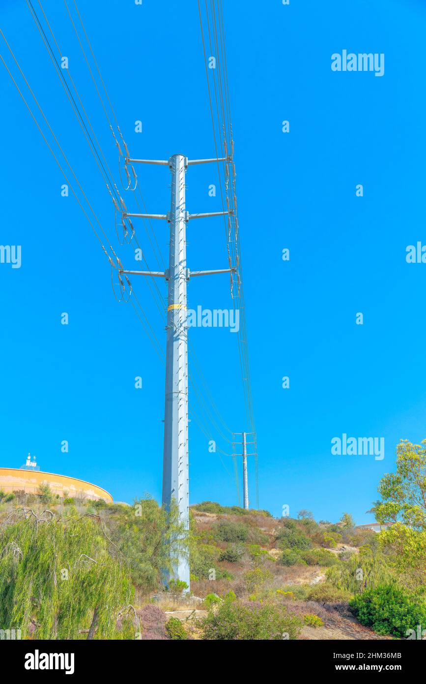 Postazioni elettriche contro il cielo a San Marcos, San Diego, California Foto Stock