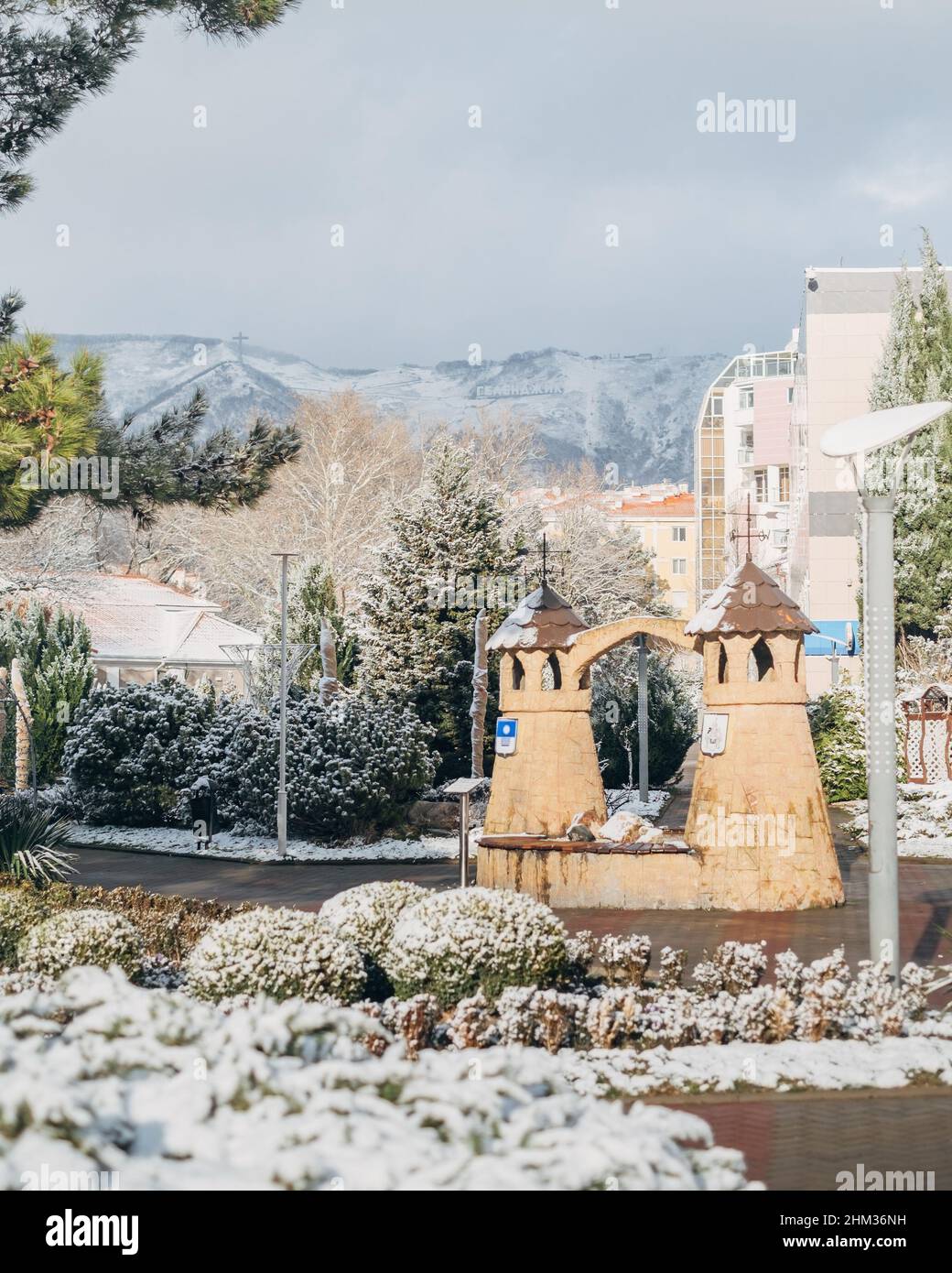 Vista sulla città della piazza chiamata "città sorella di Hildesheim". In lontananza si possono vedere il Markotkh Ridge e l'iscrizione 'Gelendzhik'. Foto Stock