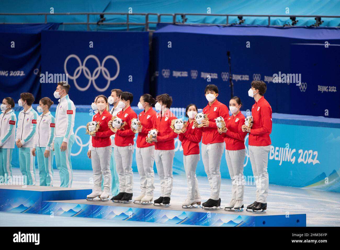 Pechino, Cina. 7th Febbraio, 2022. Japan Team Group (JPN) terzo posto, durante la cerimonia dei fiori 7 febbraio 2022, Pattinaggio di figure, Wonen Single Skating, Free Skating, Team Event durante i Giochi Olimpici invernali di Pechino 2022 al Capital Indoor Stadium, Pechino, Cina. Credit: Enrico Calderoni/AFLO SPORT/Alamy Live News Foto Stock