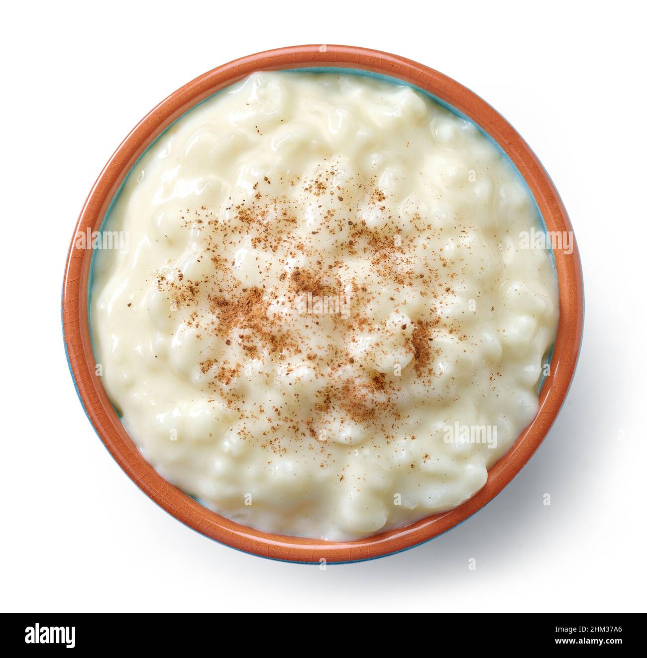 ciotola di riso e budino di latte decorata con cannella macinata isolata su sfondo bianco, vista dall'alto Foto Stock