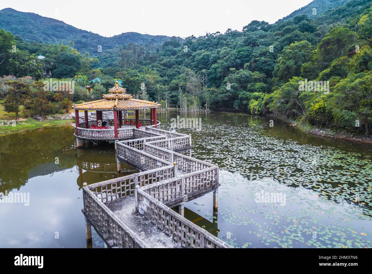 Il padiglione nel mezzo del piccolo lago, Lung Tsai ng Yuen, Lantau Island, Hong Kong, autunno diurno Foto Stock