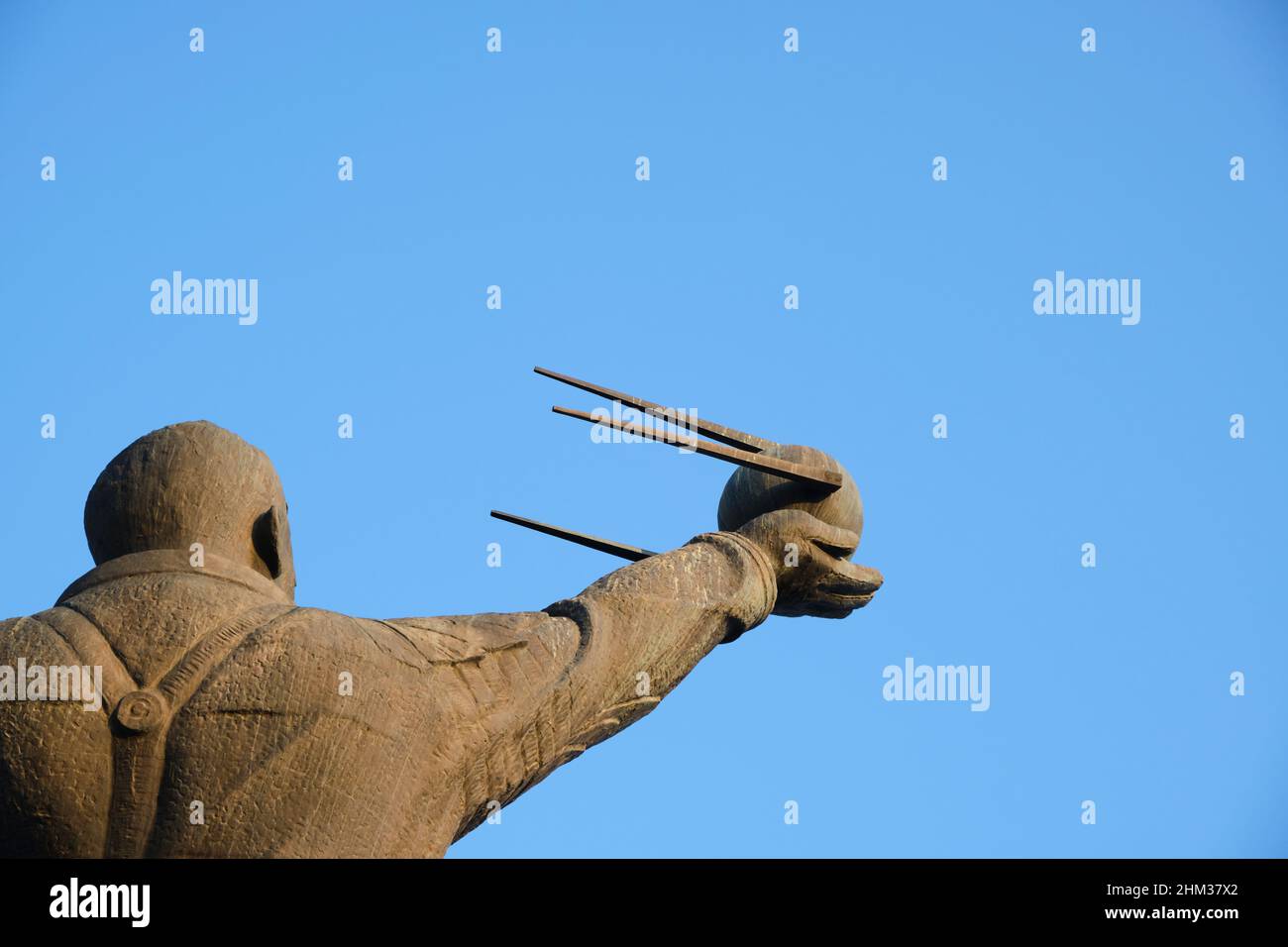 Una statua in bronzo, metallo di un Yuri Gagarin in piedi, il primo uomo russo nello spazio. Ha un modello del satellite Sputnik. A Tashkent, Uzbekistan Foto Stock