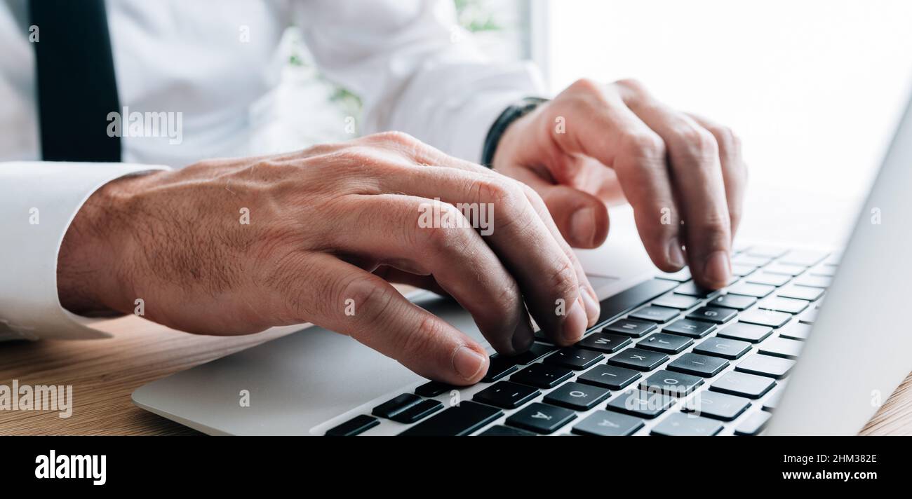 Technical writer digitando la tastiera del computer portatile, primo piano delle mani con messa a fuoco selettiva Foto Stock