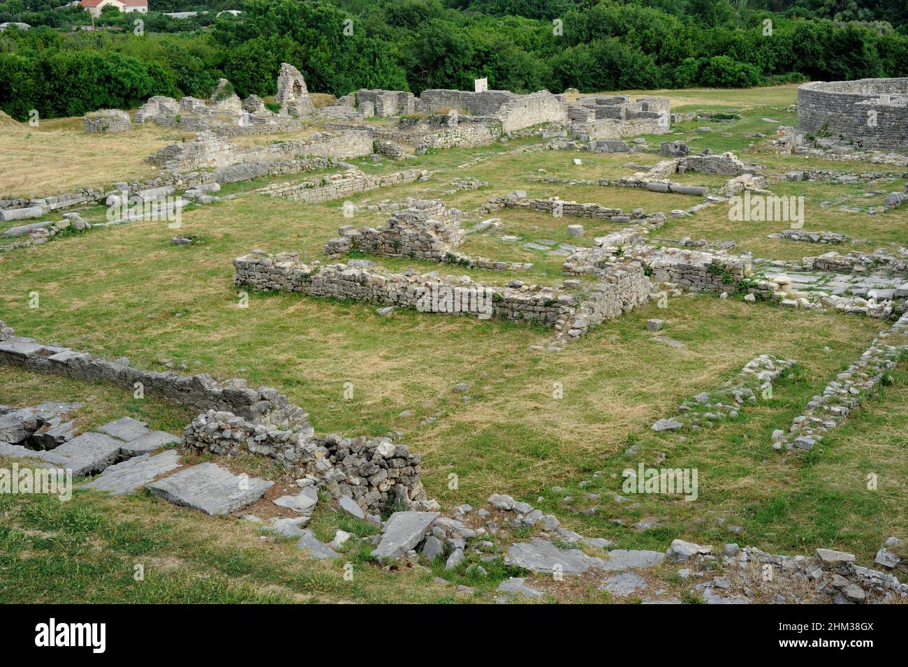 Croazia, Solin. Antica città di Salona. Colonia Martia Ivlia Valeria. Fu la capitale della provincia romana della Dalmazia. Rovine del Centro Episcopale. Quando la libertà religiosa prevalse nel 313, fu costruito questo centro episcopale. Nel 5th furono erette due basiliche dedicate ai primi martiri cristiani, seguite da un battistero e da un palazzo vescovile. Questo complesso di edifici è vicino ad un oratorio del 3rd secolo dove i primi cristiani si incontrarono in segreto. Foto Stock