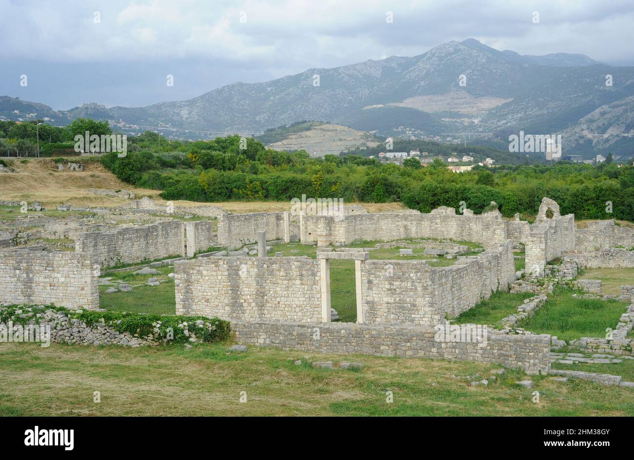 Croazia, Solin. Antica città di Salona. Colonia Martia Ivlia Valeria. Fu la capitale della provincia romana della Dalmazia. Rovine del Centro Episcopale. Quando la libertà religiosa prevalse nel 313, fu costruito questo centro episcopale. Nel 5th furono erette due basiliche dedicate ai primi martiri cristiani, seguite da un battistero e da un palazzo vescovile. Questo complesso di edifici è vicino ad un oratorio del 3rd secolo dove i primi cristiani si incontrarono in segreto. Foto Stock