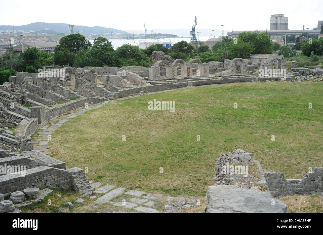 Croazia, Solin. Antica città di Salona. Colonia Martia Ivlia Valeria. Fu la capitale della provincia romana della Dalmazia. Vista parziale delle rovine dell'anfiteatro, costruite nella seconda metà del 2nd d.C. Foto Stock