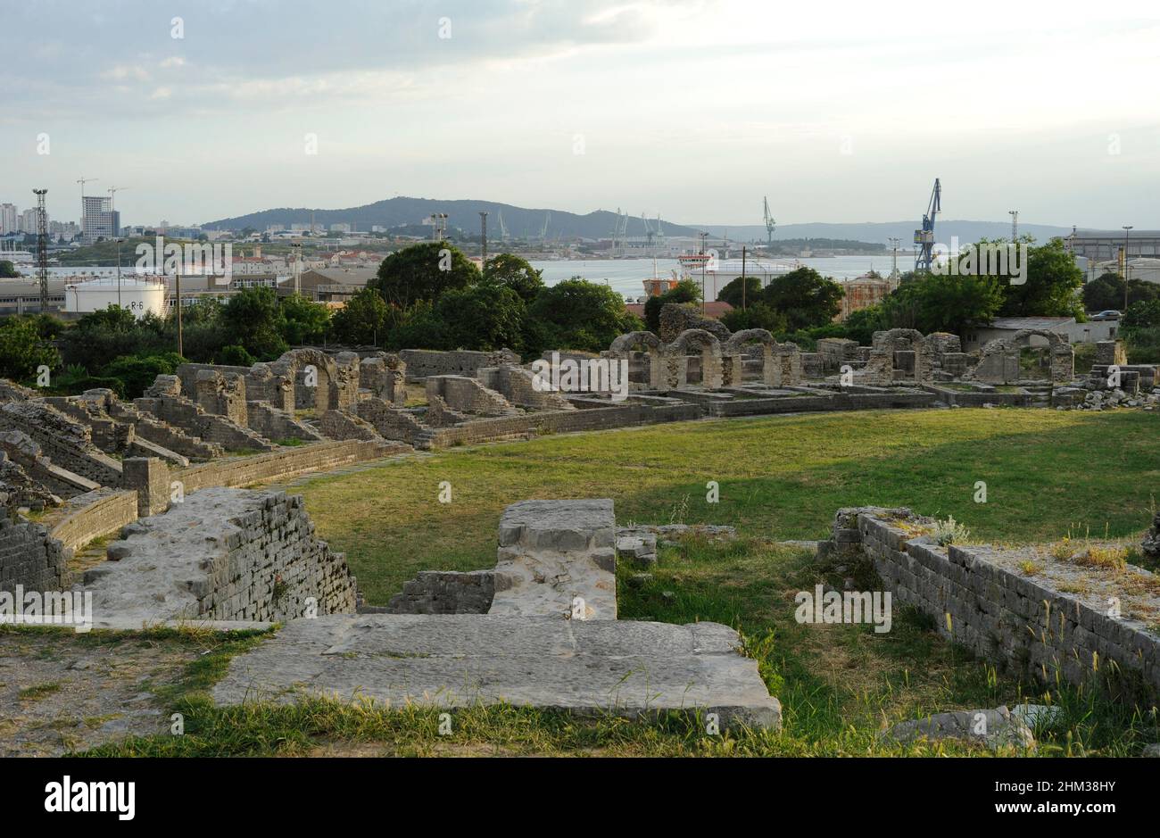 Croazia, Solin. Antica città di Salona. Colonia Martia Ivlia Valeria. Fu la capitale della provincia romana della Dalmazia. Vista parziale delle rovine dell'anfiteatro, costruite nella seconda metà del 2nd d.C. Foto Stock