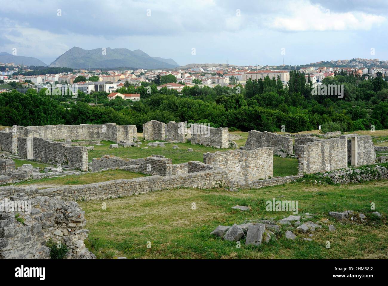 Croazia, Solin. Antica città di Salona. Colonia Martia Ivlia Valeria. Fu la capitale della provincia romana della Dalmazia. Rovine del Centro Episcopale. Quando la libertà religiosa prevalse nel 313, fu costruito questo centro episcopale. Nel 5th furono erette due basiliche dedicate ai primi martiri cristiani, seguite da un battistero e da un palazzo vescovile. Questo complesso di edifici è vicino ad un oratorio del 3rd secolo dove i primi cristiani si incontrarono in segreto. Foto Stock