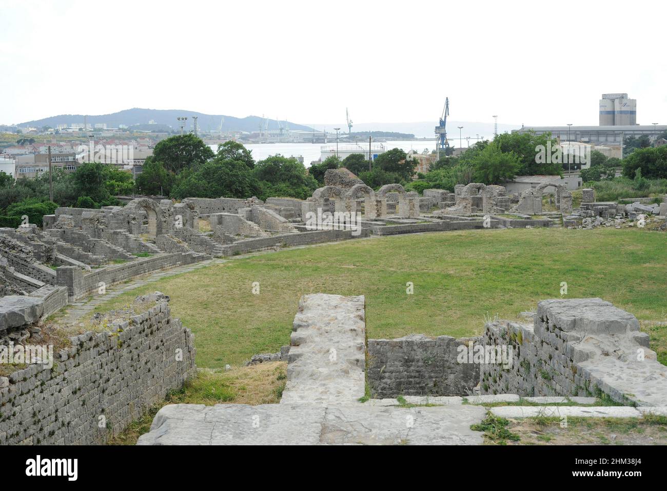 Croazia, Solin. Antica città di Salona. Colonia Martia Ivlia Valeria. Fu la capitale della provincia romana della Dalmazia. Vista parziale delle rovine dell'anfiteatro, costruite nella seconda metà del 2nd d.C. Foto Stock
