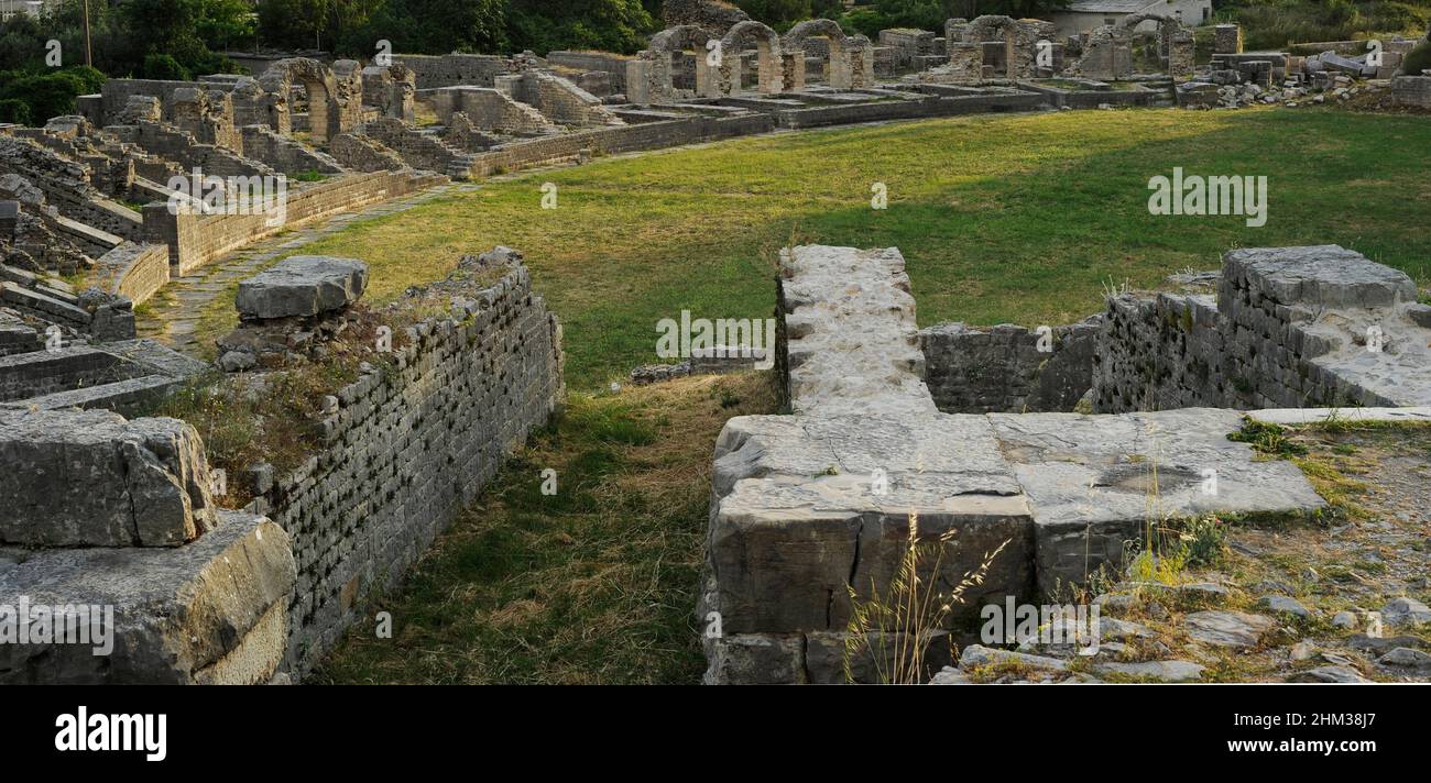 Croazia, Solin. Antica città di Salona. Colonia Martia Ivlia Valeria. Fu la capitale della provincia romana della Dalmazia. Vista parziale delle rovine dell'anfiteatro, costruite nella seconda metà del 2nd d.C. Foto Stock