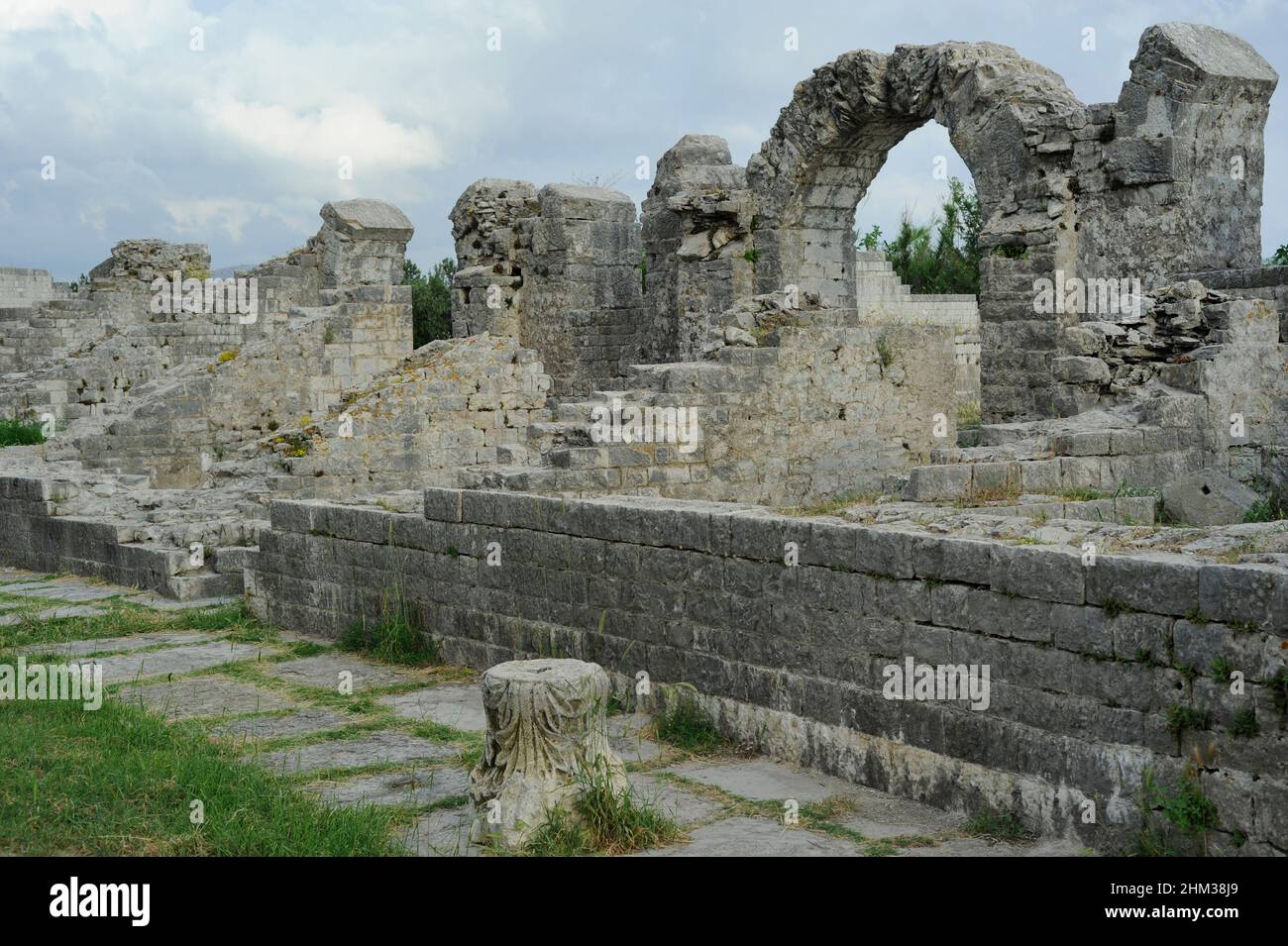 Croazia, Solin. Antica città di Salona. Colonia Martia Ivlia Valeria. Fu la capitale della provincia romana della Dalmazia. Rovine dell'anfiteatro, costruito nella seconda metà del 2nd d.C. Foto Stock