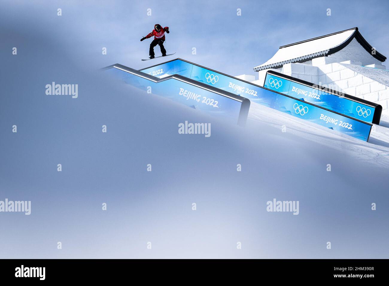 Zhangjiakou, la provincia cinese di Hebei. 7th Feb 2022. Mark McMorris del Canada compete durante la finale maschile di snowboard slopestyle al Genting Snow Park di Zhangjiakou, nella provincia di Hebei della Cina settentrionale, il 7 febbraio 2022. Credit: Xiaao Yijiu/Xinhua/Alamy Live News Foto Stock